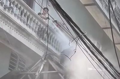 Clip gây xôn xao: Người thợ trên mái nhà bị xịt nước từ tầng cao, công an vào cuộc