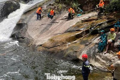 Nữ du khách mất tích sau khi trượt chân ngã xuống suối ở Lào Cai