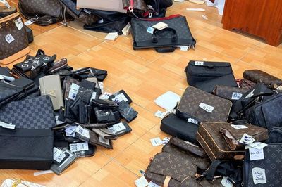 Khởi tố nữ giám đốc bán túi xách, ví nhái hàng hiệu