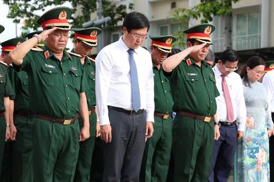 Đoàn đại biểu TPHCM, Bộ Quốc phòng dâng hoa tưởng nhớ Chủ tịch Hồ Chí Minh