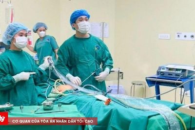 Khối u buồng trứng hoại tử trong cơ thể cô gái 1,2 tạ
