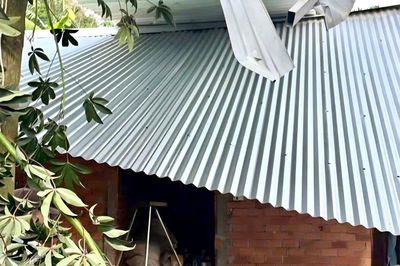 Giông lốc làm sập gian bếp, 3 mẹ con chạy thoát trong gang tấc ở TPHCM