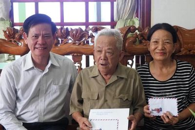 Trình Chủ tịch nước tặng quà cho người có công nhân dịp 79 năm ngày Thương binh-Liệt sỹ