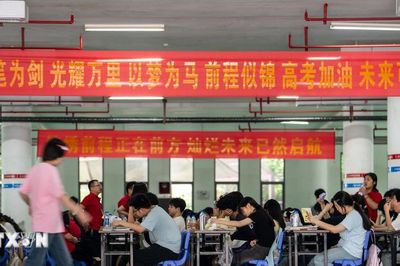 Trung Quốc kiểm tra kính mắt để ngăn gian lận trong kỳ thi tuyển sinh đại học