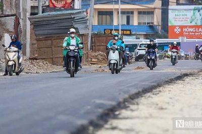 Hà Nội: Đoạn đường Hoàng Cầu - Voi Phục bắt đầu được thảm nhựa