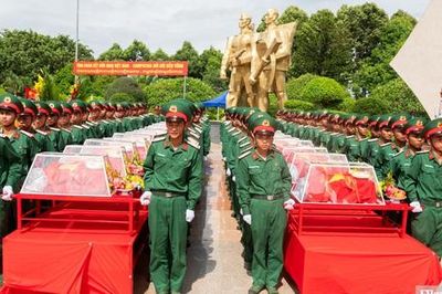 Xúc động hình ảnh đón 27 hài cốt liệt sĩ từ Campuchia về với đất mẹ