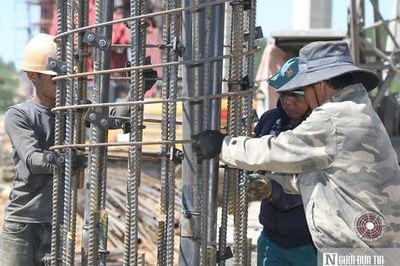 Nắng như đổ lửa, công nhân vẫn bám trụ giữa đại công trường