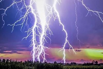 Bị sét đánh, nữ giáo viên vẫn đứng dậy lái xe về nhà và sự thật phía sau khiến ai cũng 'rùng mình'