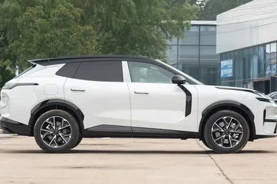 SUV hạng D mạnh 408 mã lực, tiêu thụ 4,5 lít xăng/100 km giá hơn 730 triệu đồng
