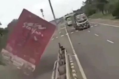 Xe máy cắt ngang bất ngờ, xe tải đánh lái tránh va chạm rồi lật nghiêng giữa đường
