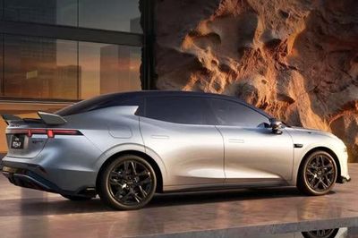 Xe sedan hạng D mạnh 408 mã lực, thiết kế cá tính, giá 660 triệu đồng