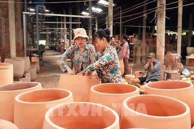 Ngành gạch gốm Vĩnh Long gặp khó vì khan hiếm nguyên liệu đất sét
