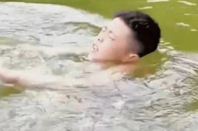 Cứu bé trai đuối nước, người đàn ông nhận 38 triệu rồi làm một việc khiến ai cũng rơi nước mắt