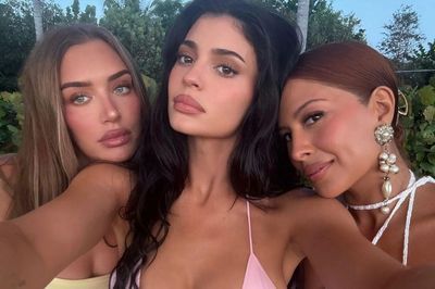 Người mẫu Kylie Jenner du lịch cùng hội bạn thân, độ xa hoa gây trầm trồ