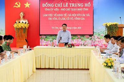 Phó Chủ tịch UBND tỉnh An Giang Lê Trung Hồ làm việc với các xã: Tri Tôn, Ô Lâm, Cô Tô và Vĩnh Gia