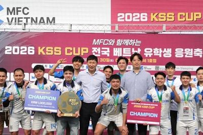 HLV Kim Sang-sik truyền lửa cho du học sinh Việt Nam tại Busan qua giải đấu mang tên mình