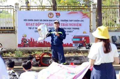 Phòng cảnh sát PCCC và CNCH tổ chức trải nghiệm PCCC cho thầy cô giáo và học sinh Trường THPT Xuân Lộc