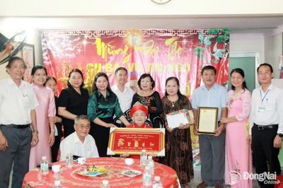 Thăm, tặng quà và chúc thọ người cao tuổi thọ 100 tuổi tại phường Long Bình, Trấn Biên