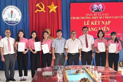 Chi bộ Trường THPT số 2 Trần Cao Vân (xã Ia Ko) kết nạp 7 học sinh vào Đảng