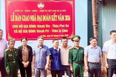 Xã Ia Hrú bàn giao 2 nhà Đại đoàn kết cho hộ khó khăn