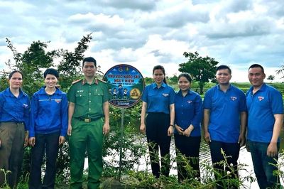 Đoàn xã Ia Hrú lắp đặt 57 biển cảnh báo đuối nước