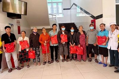Gia Lai: Tặng quà cho người cao tuổi, bệnh nhân nghèo và học sinh vượt khó