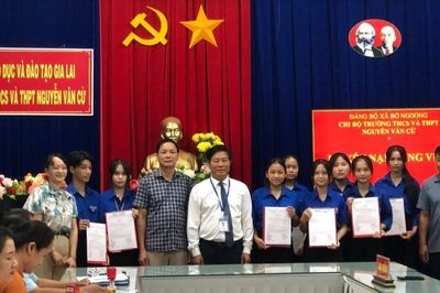 Chi bộ Trường THCS và THPT Nguyễn Văn Cừ kết nạp 9 học sinh vào Đảng