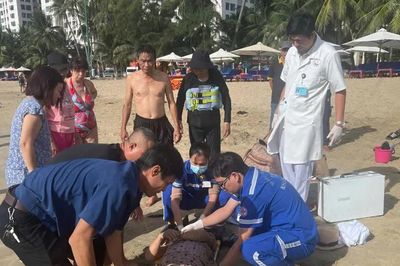 Cứu sống cụ bà 84 tuổi ngưng tim, ngưng thở khi tắm biển Hòn Chồng