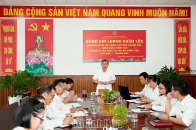 Đoàn công tác của Tòa án nhân dân tỉnh Khánh Hòa làm việc với 2 tòa án khu vực