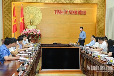 Đồng chí Bí thư Tỉnh ủy và đồng chí Phó Bí thư Thường trực Tỉnh ủy dự sinh hoạt tại Chi bộ Phòng Tổng hợp thuộc Đảng bộ Văn phòng Tỉnh ủy