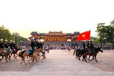 Giao lưu cùng lực lượng mô tô dẫn đoàn và Cảnh sát cơ động kỵ binh