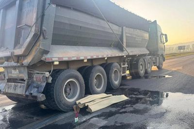Va chạm với xe đầu kéo, hai vợ chồng thương vong