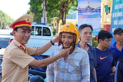 Quảng Ngãi: Người dân bất ngờ khi được CSGT dừng xe, tặng mũ bảo hiểm