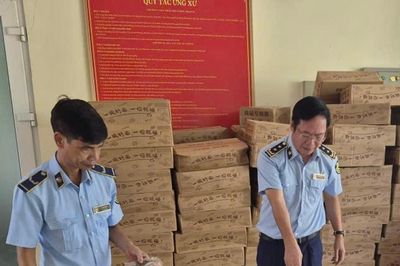 Hà Nội: Đội Quản lý thị trường số 7 giám sát tiêu hủy lô thực phẩm nhập lậu trị giá hơn 328 triệu đồng
