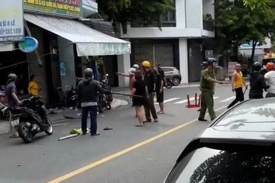 Tạm giữ ba đối tượng trong hai nhóm 'hỗn chiến' bằng hung khí trên đường phố