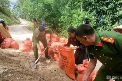 Công an xã Bản Máy cùng người dân xóa mái nhà dột nát