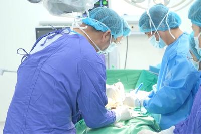 Bệnh viện E ghép thận tự thân, cứu bệnh nhân đa chấn thương