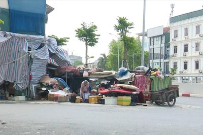 Phố Định Công nhếch nhác vì tình trạng chiếm dụng vỉa hè