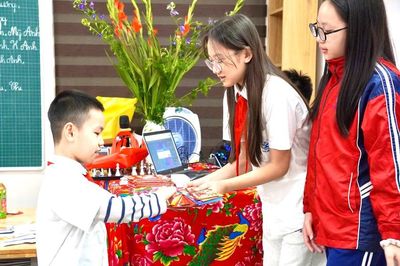 Bẫy chi tiêu số và bài học tài chính thông minh cho trẻ