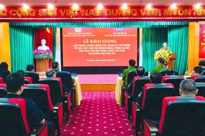 Huấn luyện quản lý, sử dụng vũ khí, vật liệu nổ quân dụng, công cụ hỗ trợ cho cán bộ, công chức Chi cục Hải quan khu vực XVI