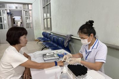 Khám sức khỏe định kỳ và sàng lọc miễn phí cho nhân dân phường Nùng Trí Cao