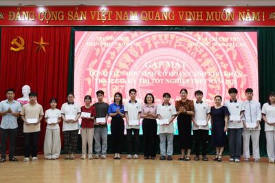 Gặp mặt học sinh có hoàn cảnh khó khăn tham gia Kỳ thi tốt nghiệp THPT năm 2026 tại Trường THPT Thành phố