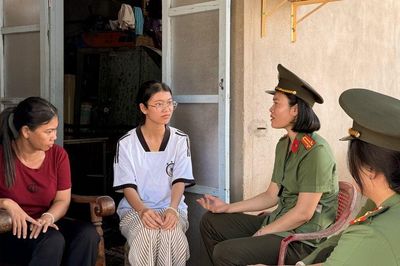 Cô gái sống trong căn nhà tôn chật chội có nhiều 'người mẹ' không cùng huyết thống