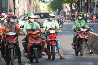 Từ 2028: Shipper, xe ôm công nghệ ở TP.HCM dự kiến phải dùng xe điện