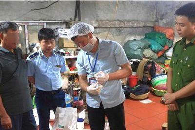 Kiểm tra cơ sở giò, chả, lực lượng chức năng phát hiện gần 100kg hàn the