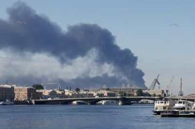 Ukraine tấn công ồ ạt kho dầu và căn cứ hải quân ở thành phố Nga St Petersburg