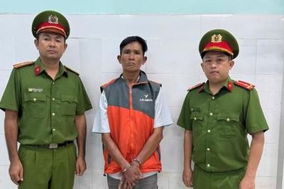 Công an xã Đông Thạnh bắt nóng đối tượng chuyên đi cướp giật vé số