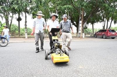 Dùng radar 'siêu âm' đất tìm kiếm khu vực nghi có mộ tập thể liệt sỹ