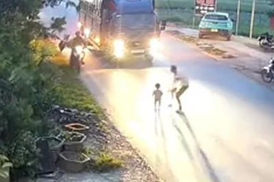 Thót tim cảnh bé trai 18 tháng tuổi chạy ra đường lớn giữa dòng xe lao vun vút