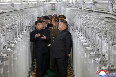 Ông Kim Jong Un thị sát nhà máy vật liệu hạt nhân mới